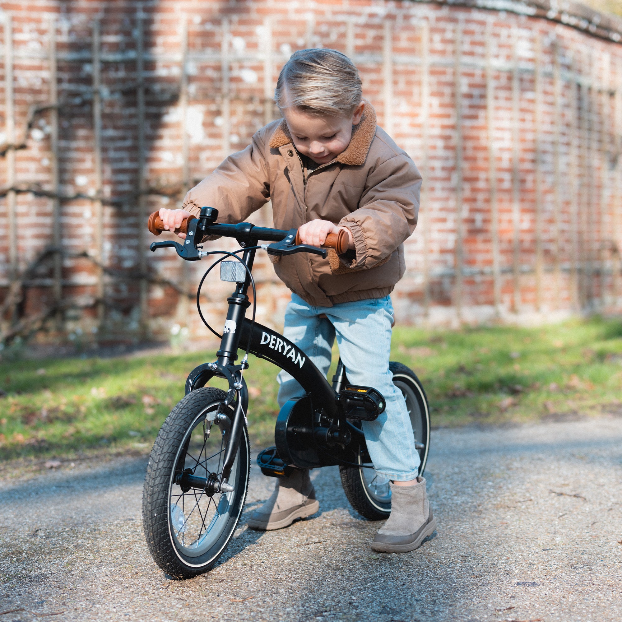 De DERYAN kinderfiets kan worden gebruikt als loopfiets, oefenfiets en kinderfiets. Het model heeft een verstelbaar stuur, een PU leren zadel, afneembare pedalen en een gesloten kettingkast. De fiets is bedoeld voor jonge kinderen die leren fietsen in verschillende fasen.