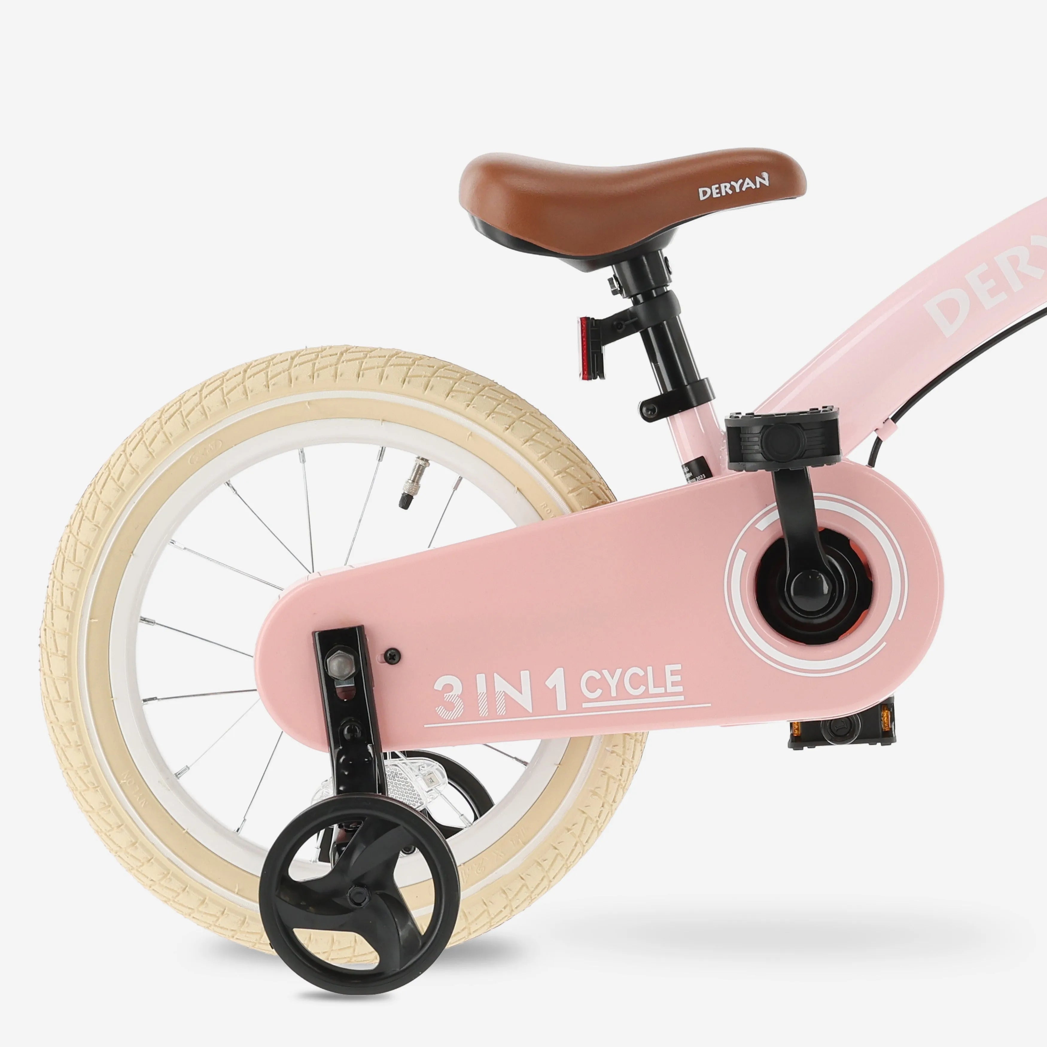 De DERYAN Luxe kinderfiets van veertien inch in het roze kan worden gebruikt als loopfiets, oefenfiets en kinderfiets. Het model heeft een verstelbaar stuur, een PU leren zadel, luchtbanden van veertien inch en een gesloten kettingkast. De fiets is bedoeld voor kinderen die leren fietsen.
