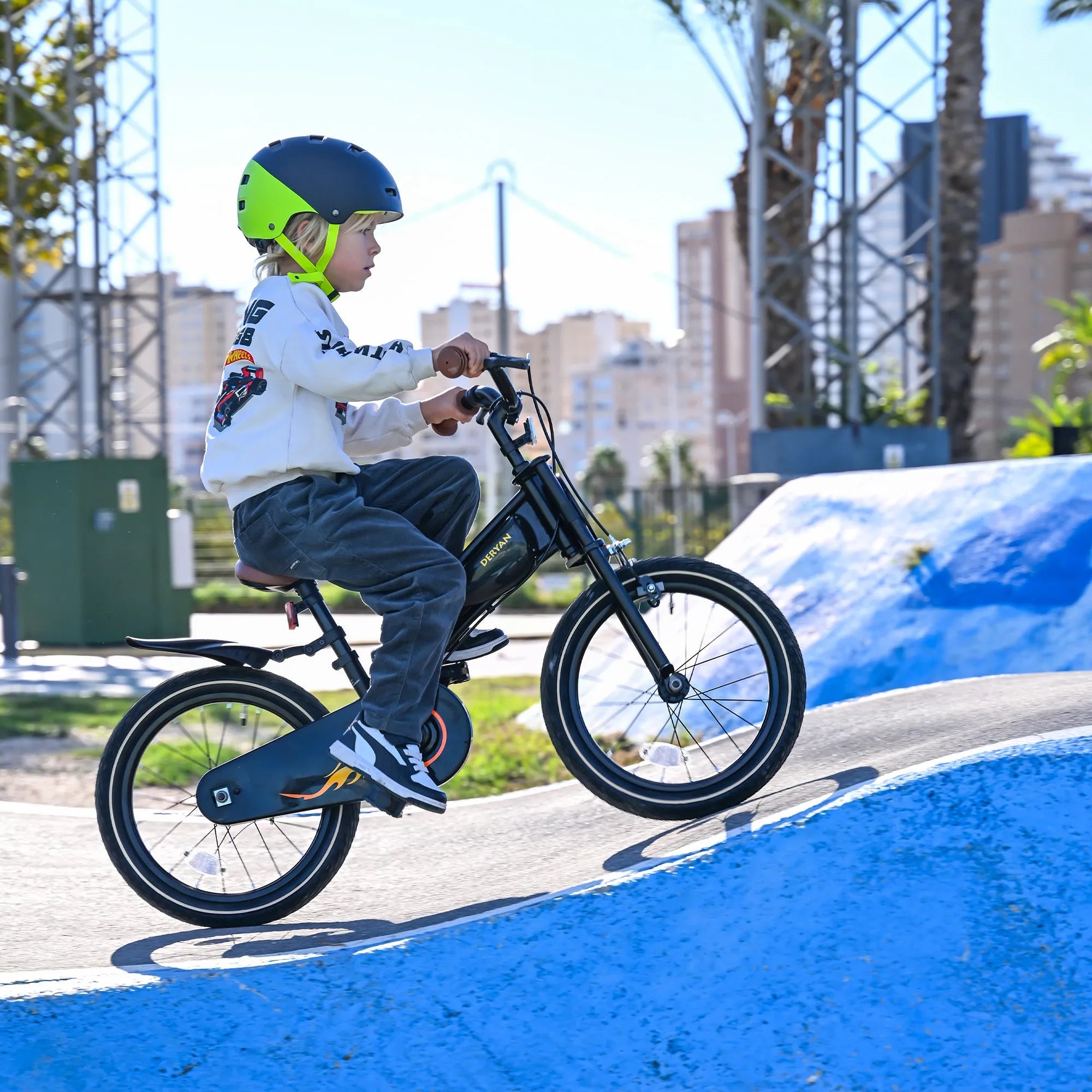 De DERYAN Turbo kinderfiets van zestien inch kan worden gebruikt als loopfiets, oefenfiets en kinderfiets. Het model heeft een verstelbaar stuur, een PU leren zadel, afneembare pedalen en een gesloten kettingkast. De fiets is bedoeld voor kinderen die leren fietsen.