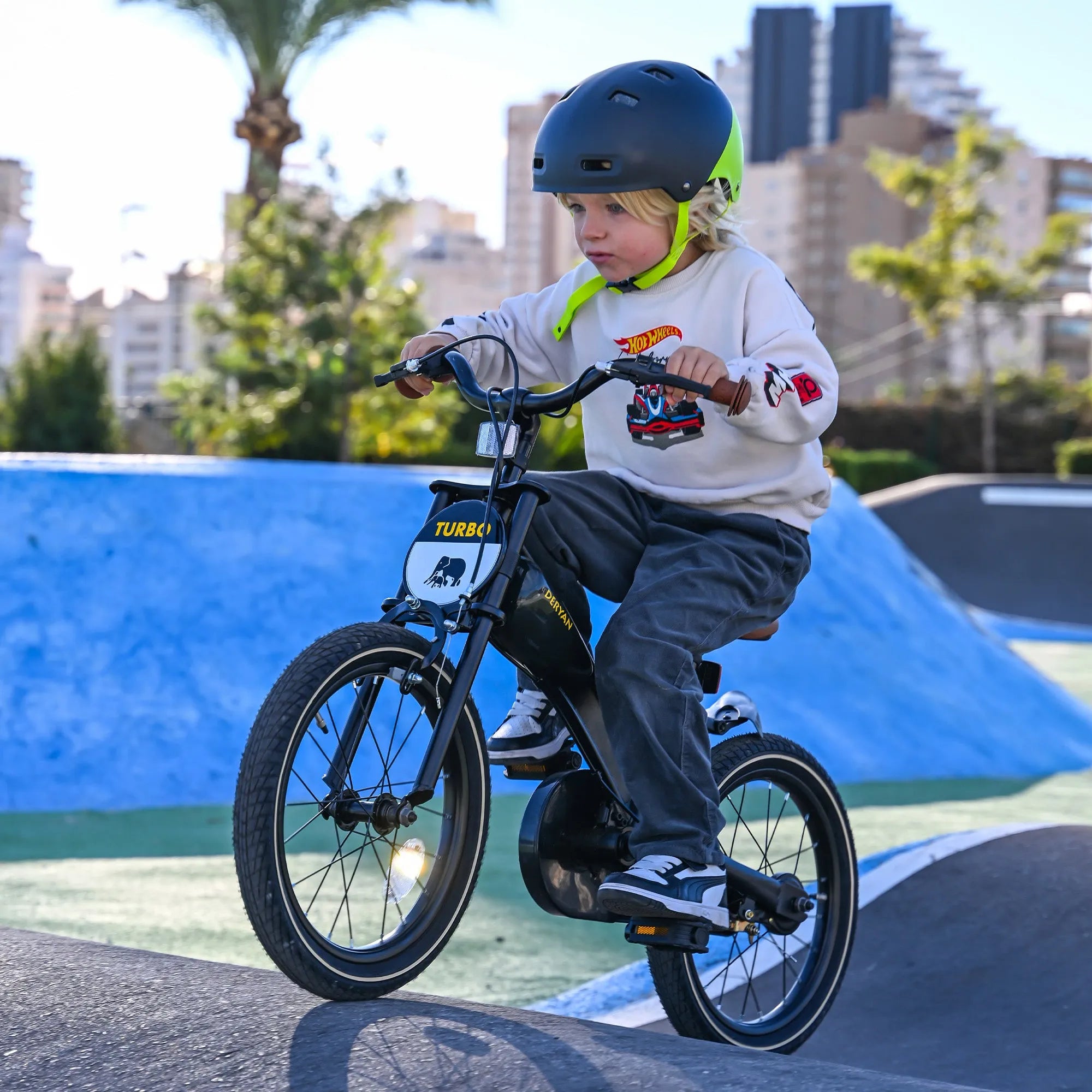 De DERYAN Turbo kinderfiets van zestien inch kan worden gebruikt als loopfiets, oefenfiets en kinderfiets. Het model heeft een verstelbaar stuur, een PU leren zadel, afneembare pedalen en een gesloten kettingkast. De fiets is bedoeld voor kinderen die leren fietsen.