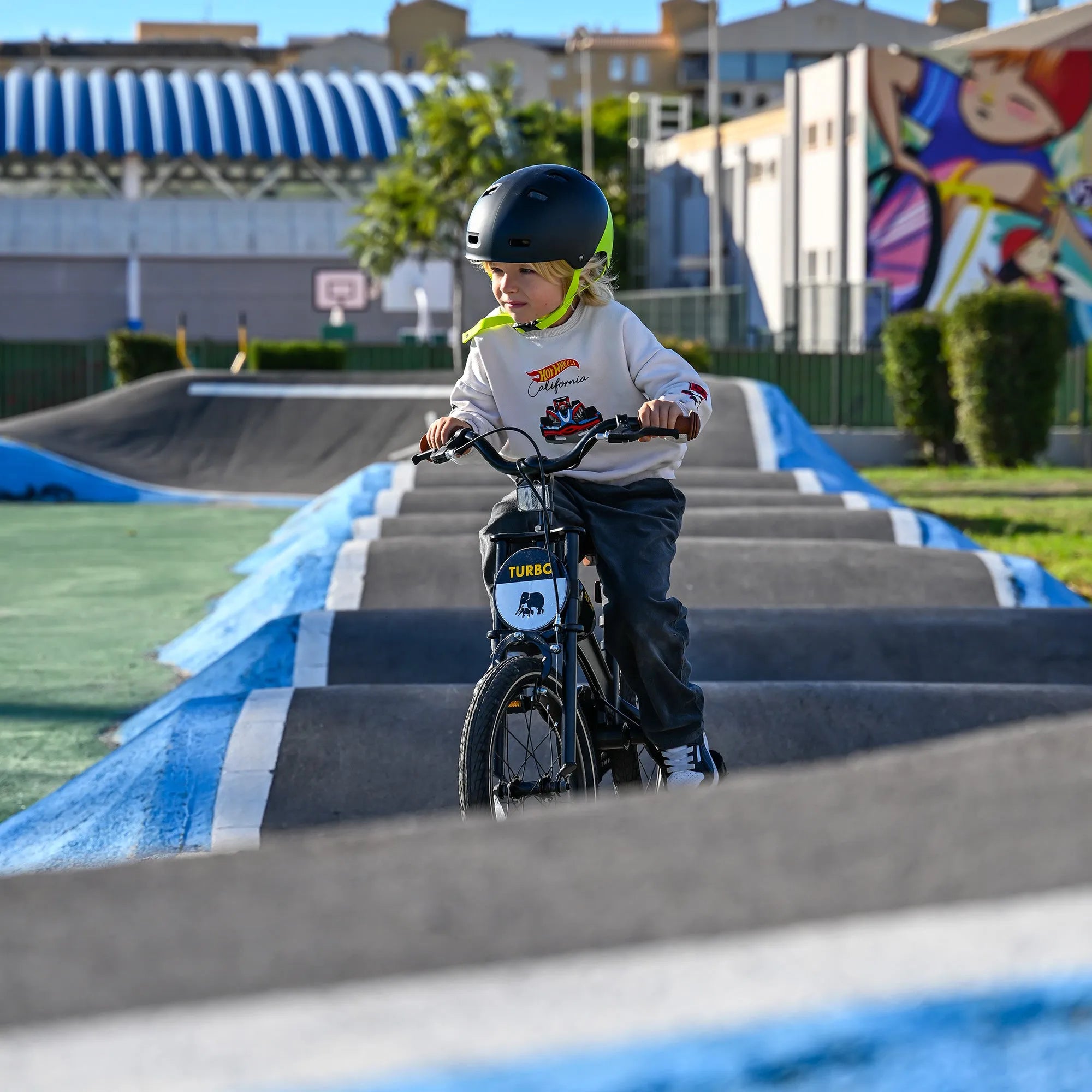 De DERYAN Turbo kinderfiets van zestien inch kan worden gebruikt als loopfiets, oefenfiets en kinderfiets. Het model heeft een verstelbaar stuur, een PU leren zadel, afneembare pedalen en een gesloten kettingkast. De fiets is bedoeld voor kinderen die leren fietsen.