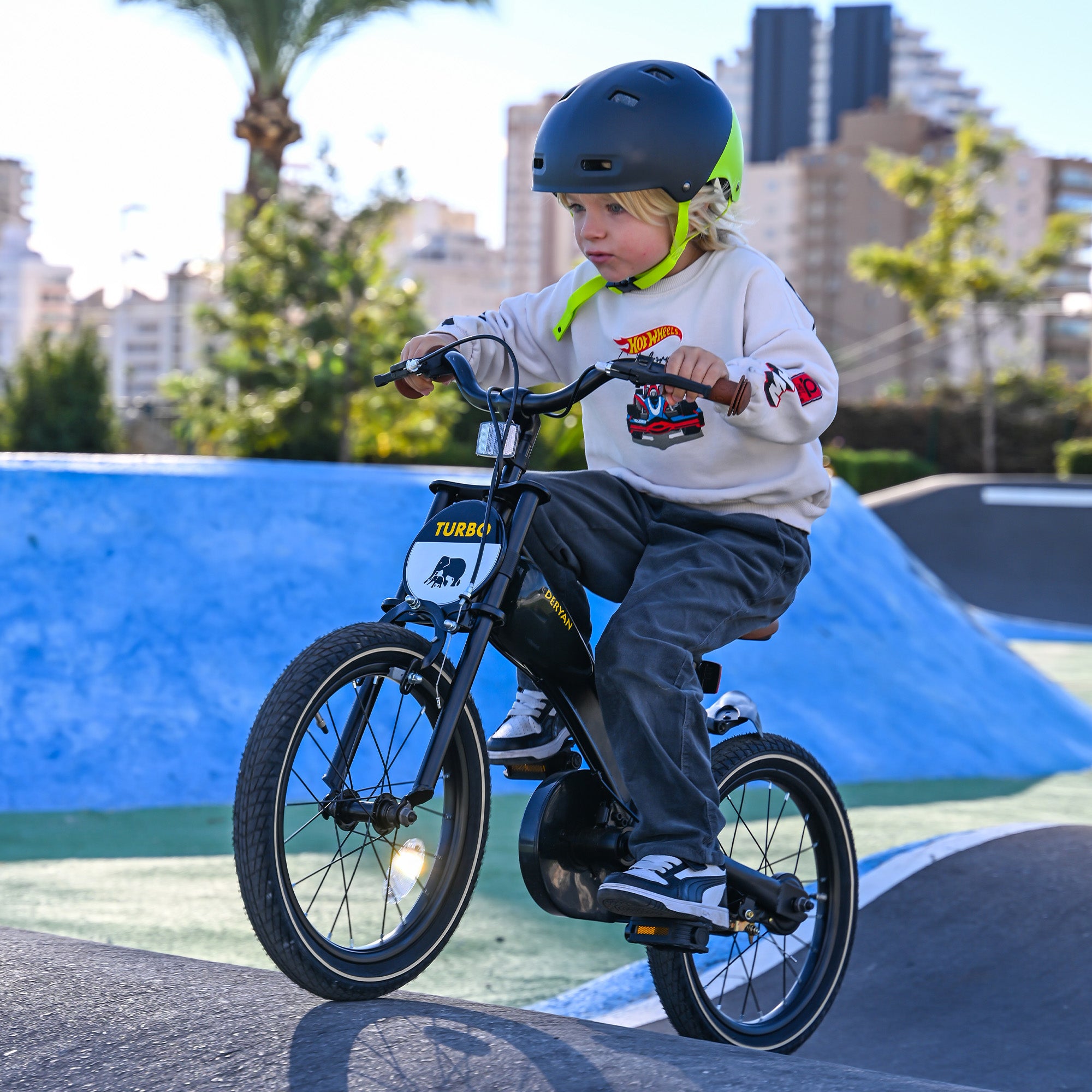 De DERYAN Turbo kinderfiets van veertien inch kan worden gebruikt als loopfiets, oefenfiets en kinderfiets. Het model heeft een verstelbaar stuur, een PU leren zadel, afneembare pedalen en een gesloten kettingkast. De fiets is bedoeld voor kinderen die leren fietsen.