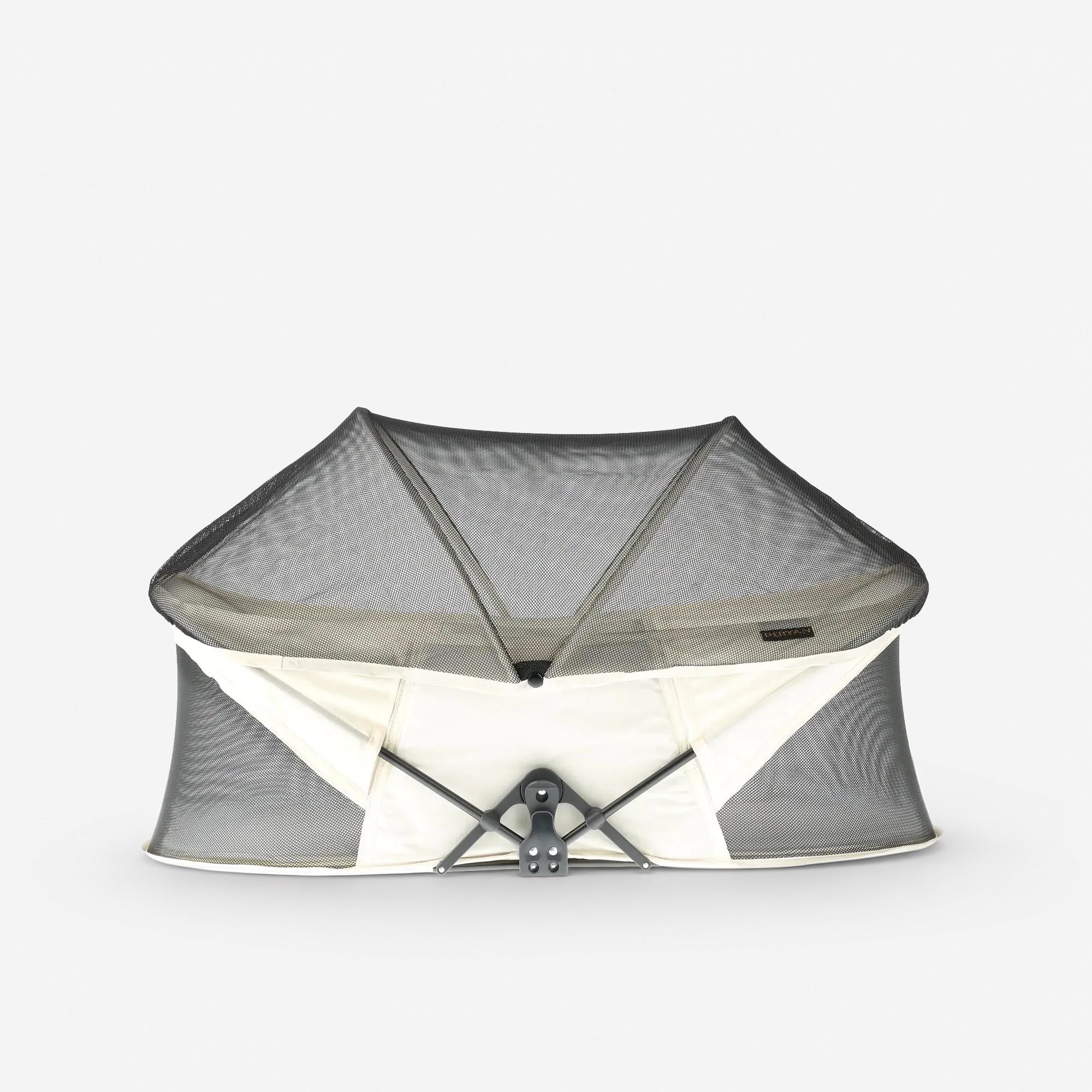 Infant Deluxe BabyBox campingbedje Cream met licht aluminium frame staat in 2 seconden