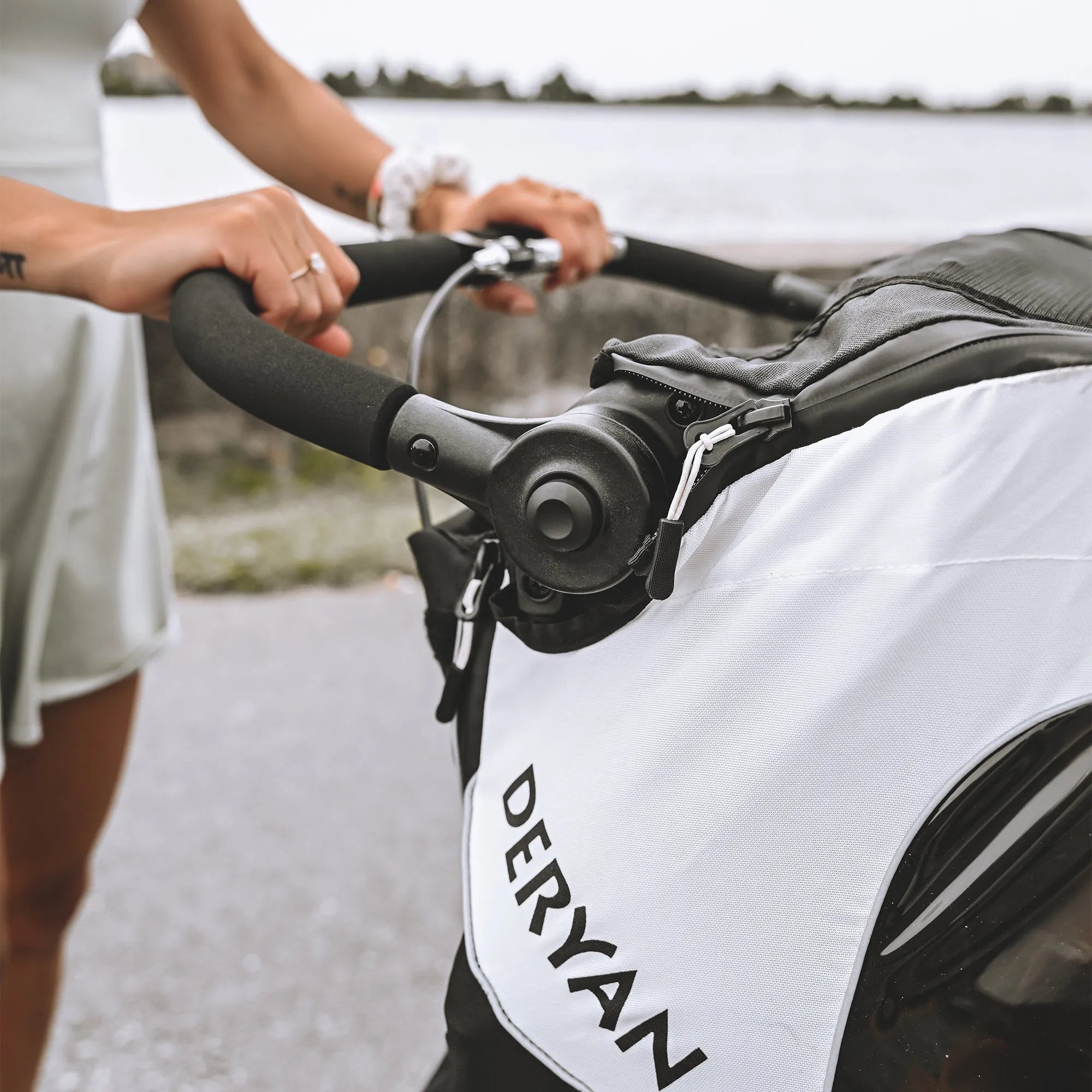 Luxe Fietskar - fietskar en wandelwagen en hardloopkinderwagen - Zwart/Cream