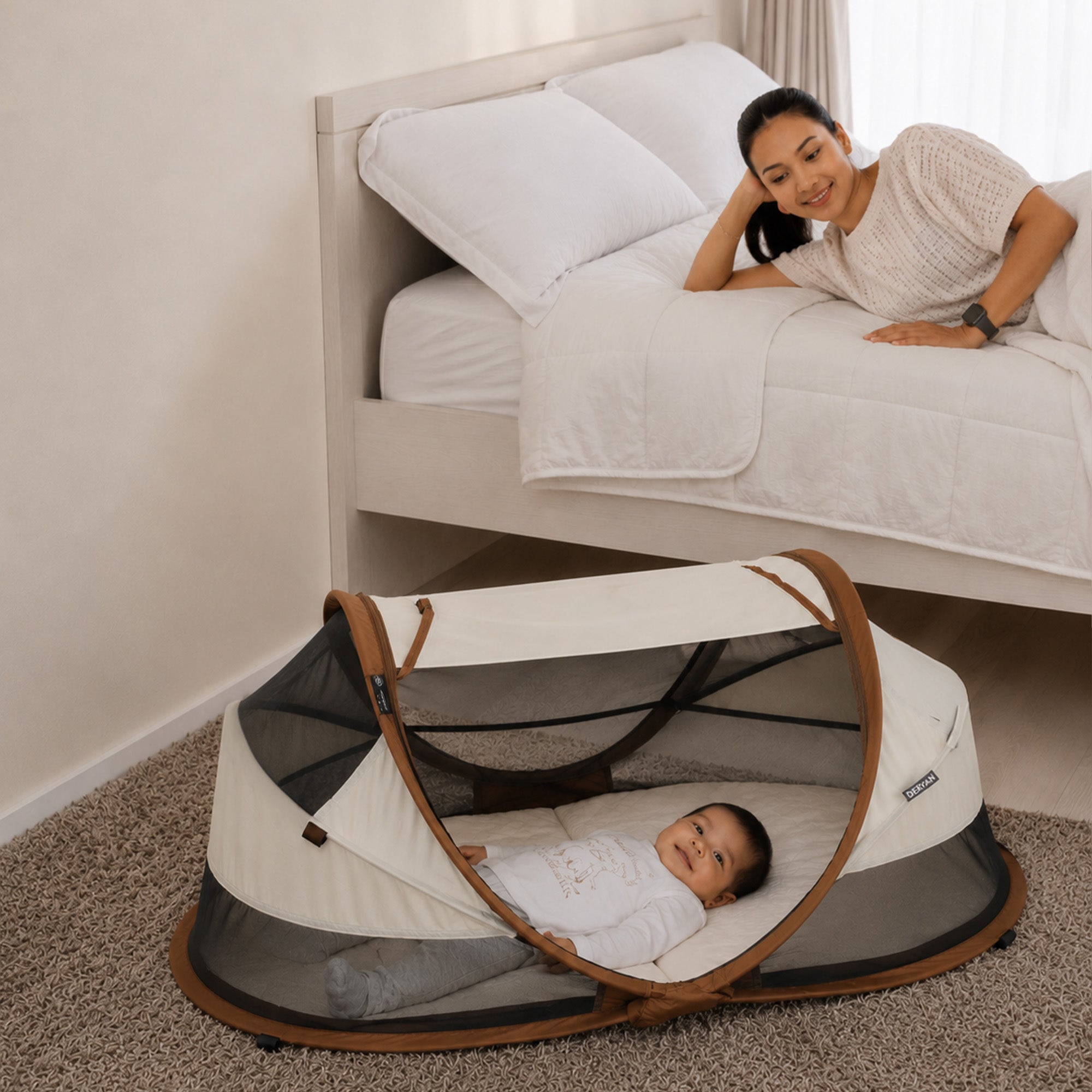 Baby Luxe Sand pop-up reisbedje met 50% UV-bescherming en zelfopblaasbaar matras