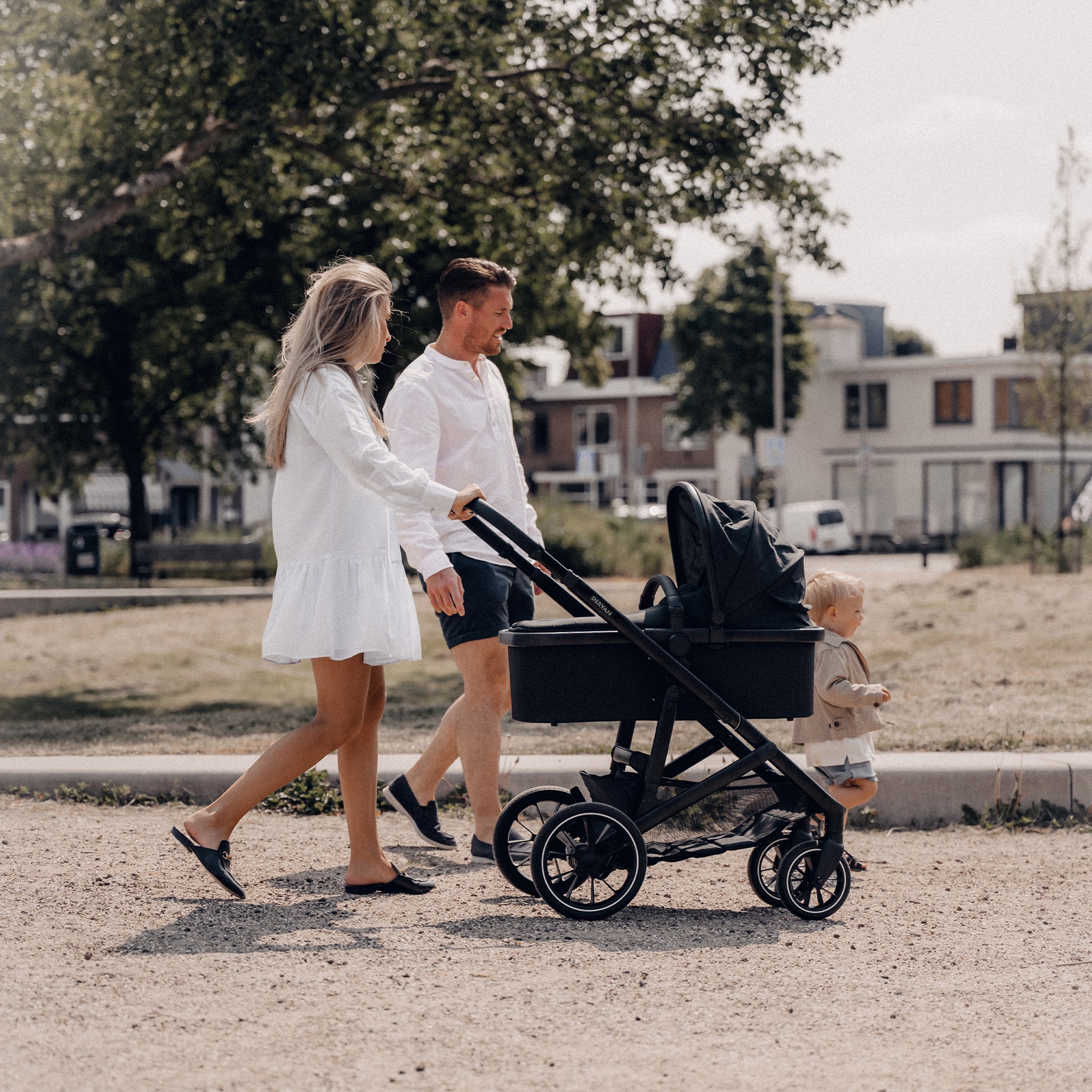 De DERYAN EVY V2 Duo Kinderwagen in het zwart heeft twee zitplaatsen en een ontwerp dat met één hand kan worden ingeklapt. Het model heeft verstelbare zitjes en een voetensteun, een zonnekap met SPF vijftig plus, een veringssysteem en een vijfpuntsgordel voor beide zitposities.