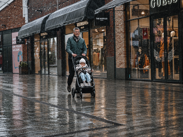 Regen onderweg: zo blijft je kind droog
