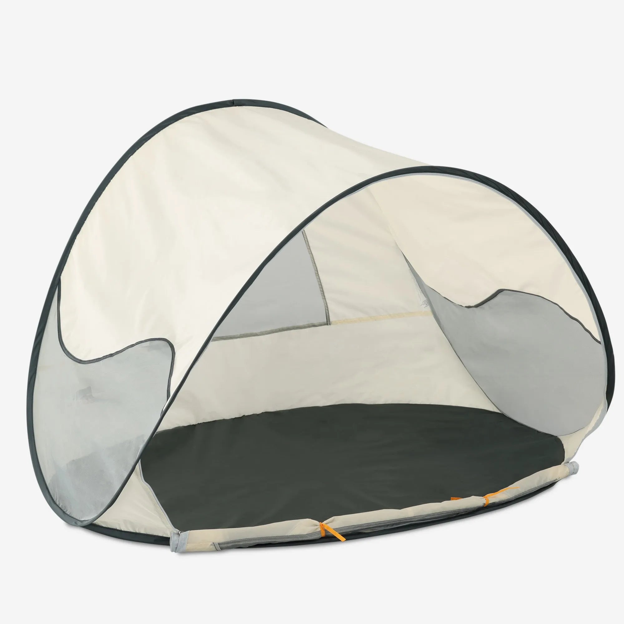 Strandtent Cream compacte beachtent kleur cream met open ingang op zandstrand