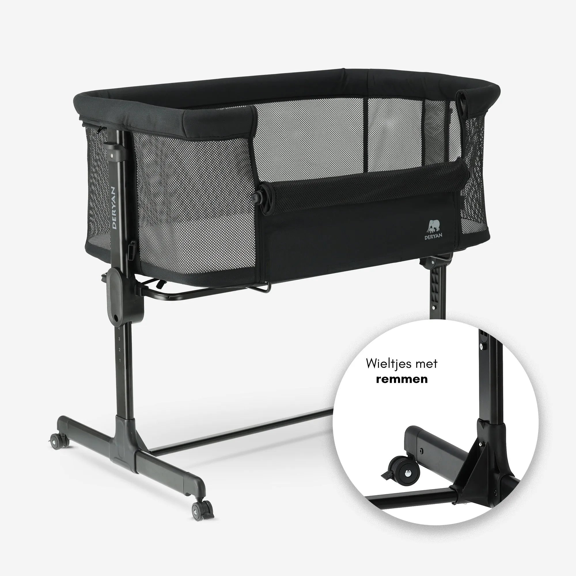 De DERYAN Snoozy co sleeper in het zwart is een wieg die naast het bed kan worden geplaatst voor gebruik bij jonge baby’s. Het model heeft een verstelbare hoogte, een open zijkant en een stabiel frame. De co sleeper is bedoeld voor gebruik tijdens de eerste maanden na de geboorte.