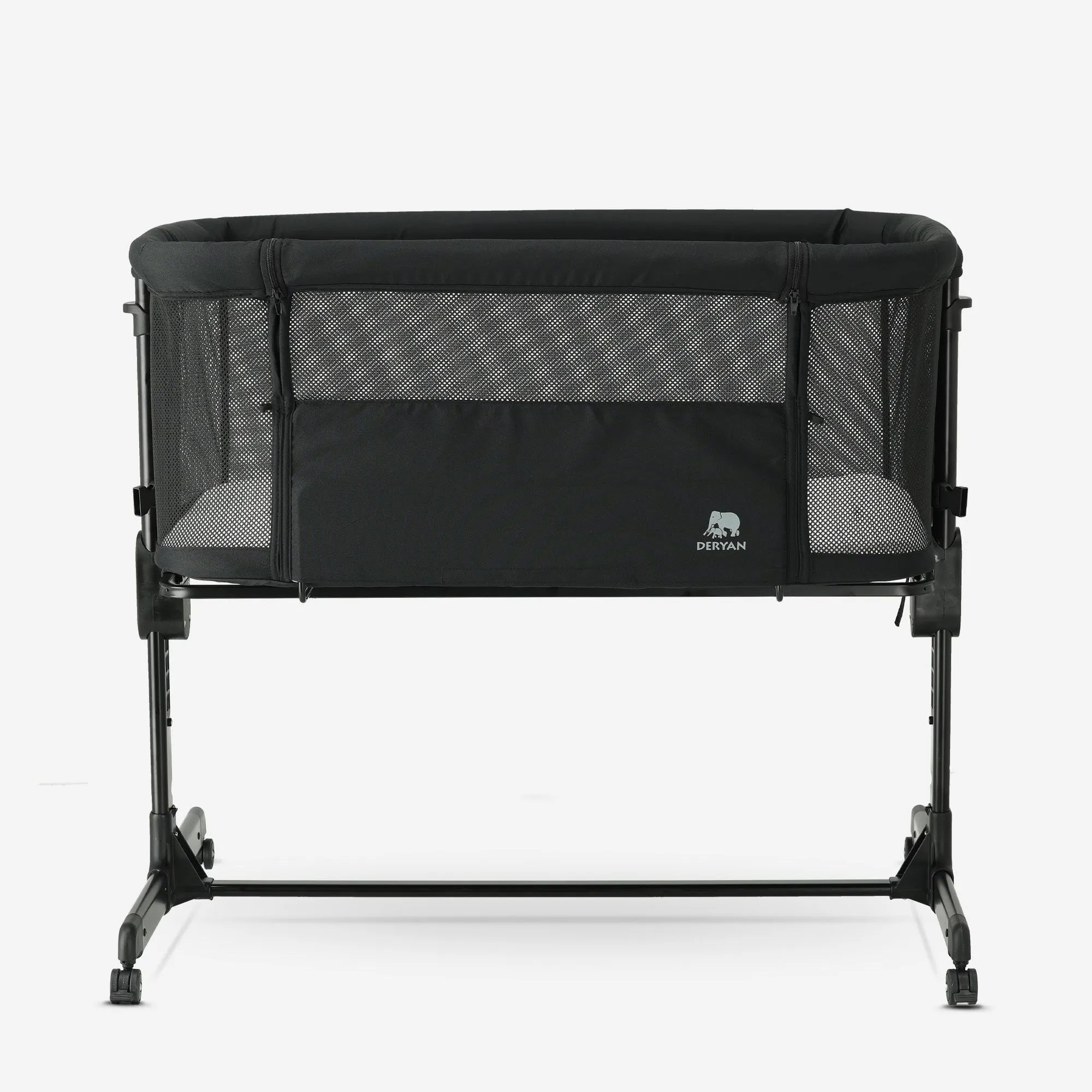 De DERYAN Snoozy co sleeper in het zwart is een wieg die naast het bed kan worden geplaatst voor gebruik bij jonge baby’s. Het model heeft een verstelbare hoogte, een open zijkant en een stabiel frame. De co sleeper is bedoeld voor gebruik tijdens de eerste maanden na de geboorte.