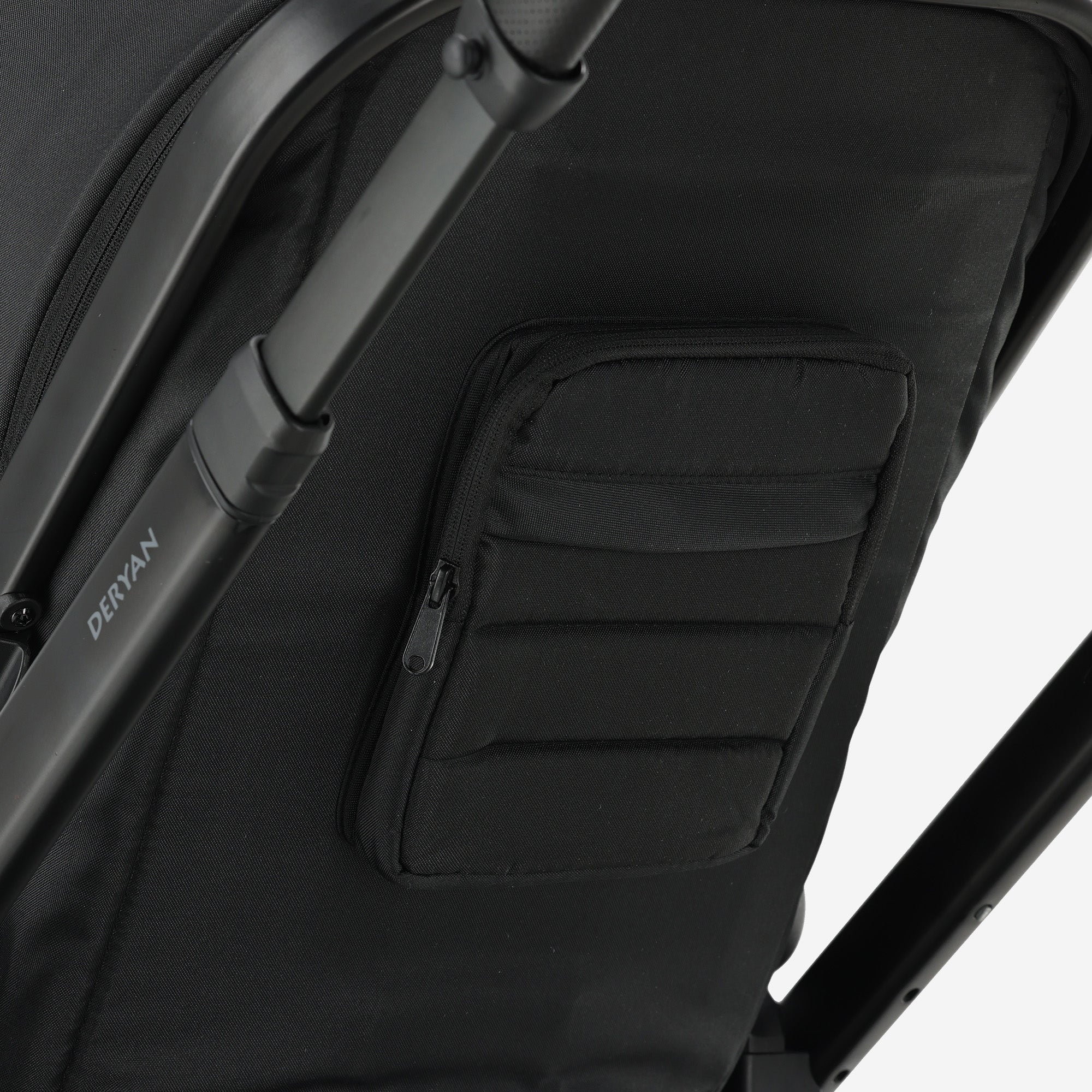 De DERYAN EVY V2 Duo Kinderwagen in het zwart heeft twee zitplaatsen en een ontwerp dat met één hand kan worden ingeklapt. Het model heeft verstelbare zitjes en een voetensteun, een zonnekap met SPF vijftig plus, een veringssysteem en een vijfpuntsgordel voor beide zitposities.