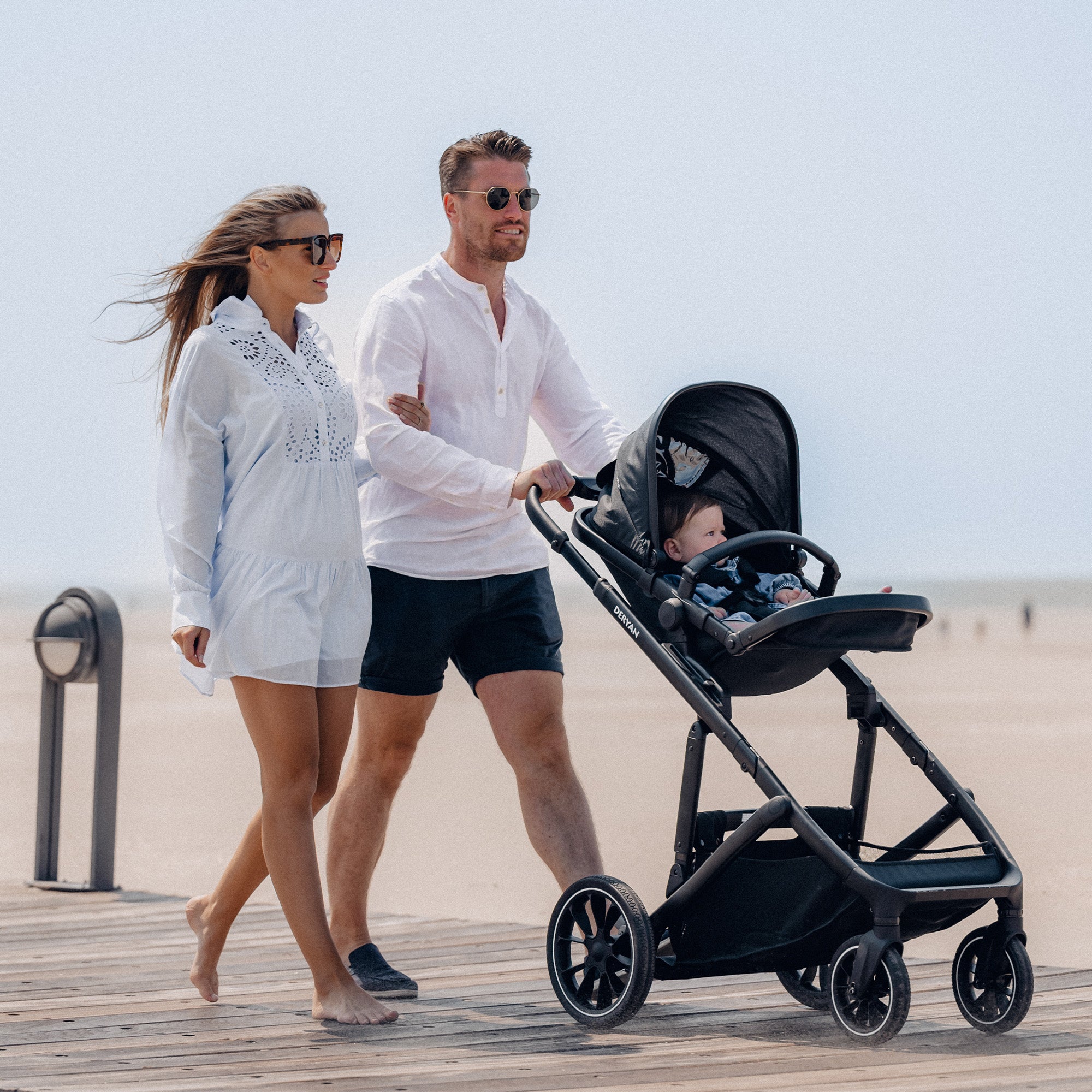 De DERYAN EVY V2 Duo Kinderwagen in het zwart heeft twee zitplaatsen en een ontwerp dat met één hand kan worden ingeklapt. Het model heeft verstelbare zitjes en een voetensteun, een zonnekap met SPF vijftig plus, een veringssysteem en een vijfpuntsgordel voor beide zitposities.